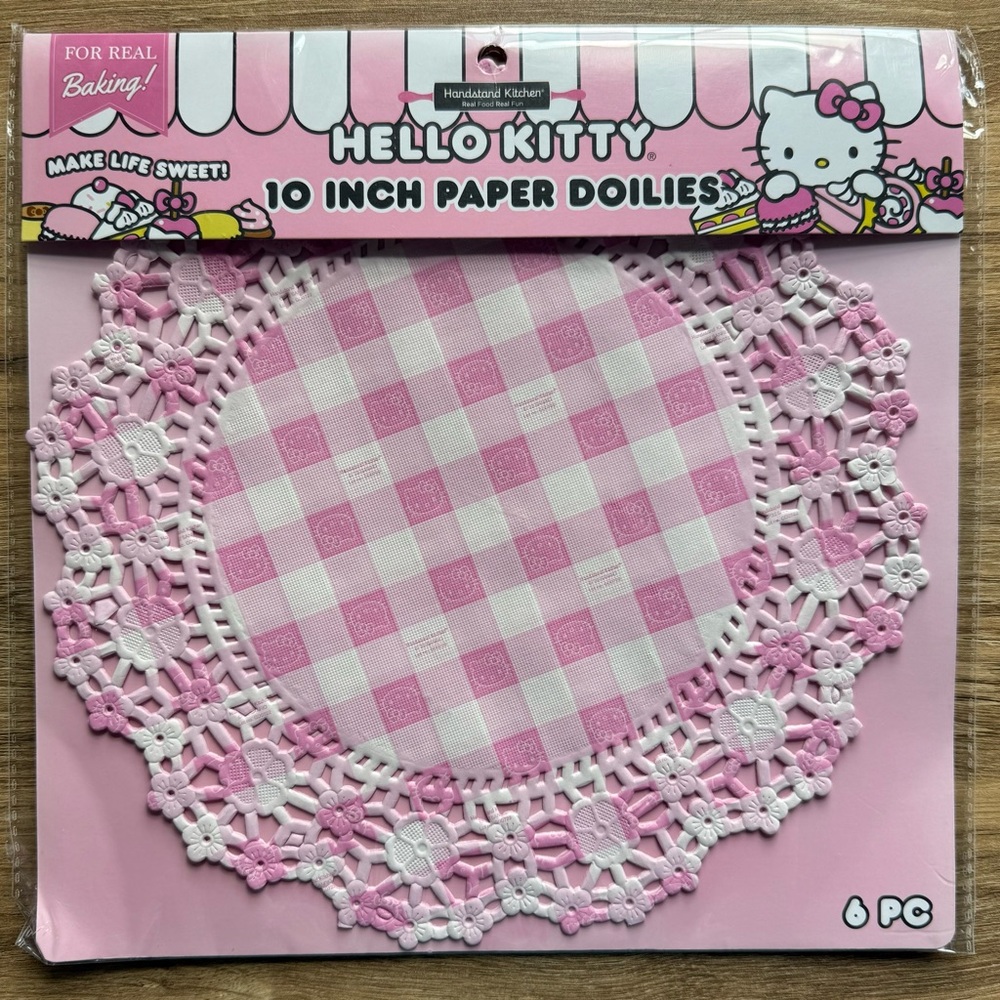 Hello Kitty Pink and White Cake Cupcake Decorating Set Frosting Bag Doilies NWT - Picture 4 of 5